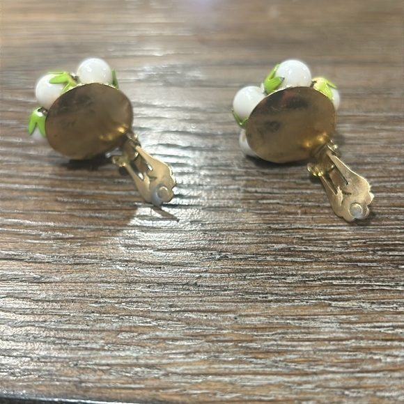 Vintage Clip On Earrings Hong Kong - Picture 5 of 6